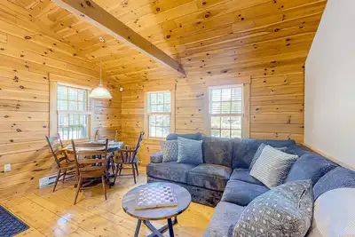 Image de Charming log cabin with firepit, lovely interior, and cozy patio/deck