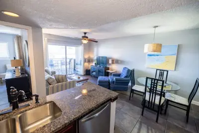 Image de Ocean’s Edge: Your Beachfront Retreat condo w/ Pool