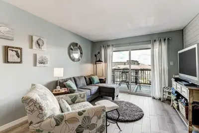 Image de Sun, Sand, and Style: Modern Beach Condo
