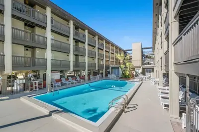 Image de Shoreline Escape: Ocean Views & Peace with Pool