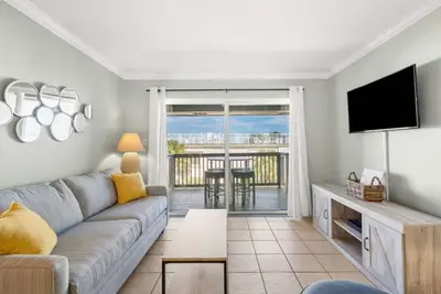 Image de Seaview Oasis - Beachfront Updated Condo with Pool
