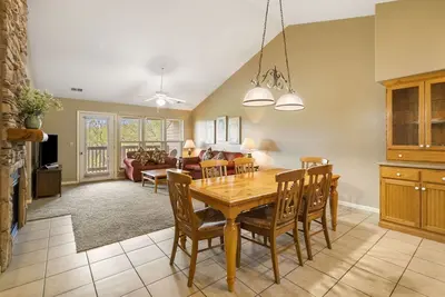 Image de Perfect for a Couples' Getaway! Full Condo + Connecting Suite with Kitchenette
