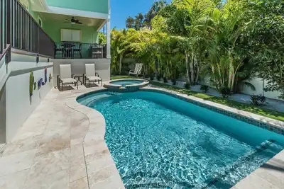Image de Pineapple Cay: 2. 5 Blocks to Beach! Pool & Spa by Anna Maria Life Vacation Rentals