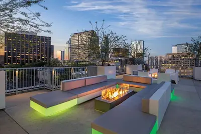 Image de 1 Bedroom Deluxe Condo w/ Kitchen in Austin! !