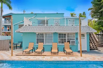 Image de 2-story duplex near beach with heated pool, grill, W/D, streaming