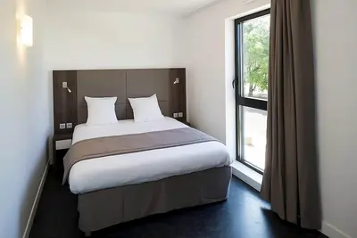 Image de Unwind in a Comforting Room with Nearby Tram to City | Free Offsite Parking