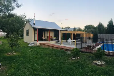Image de Prvt cottage + cabin + pool on quarter acre section (wood burner, pet friendly)