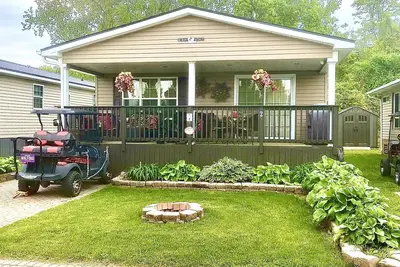 Image de Spacious family oriented cottage steps to the beach and waterpark!