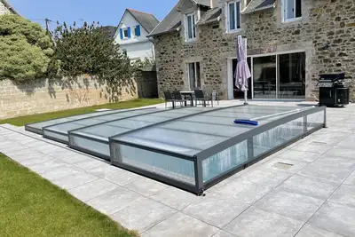 Image de maison avec piscine
