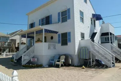 Image de Min2 | Beachside 1st Flr Unit, 4BRs 1 ba, street parking, amazing location!