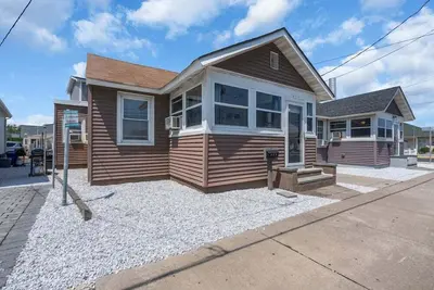 Oce253 | Updated cottage across from the beach & boardwalk! Has parking! by Shore Points Vacations