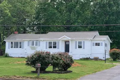 Image de Beautiful and clean 3 bedrooms 2 baths home in Travelers Rest. Welcome! 😄