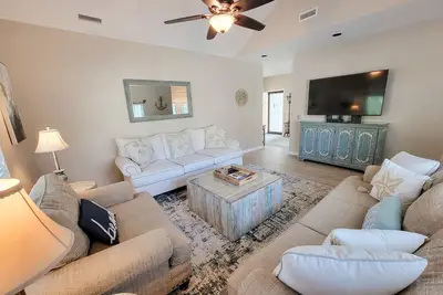 Image de Walking distance to 78Fitness, tennis, pickle ball courts and indoor pool! !