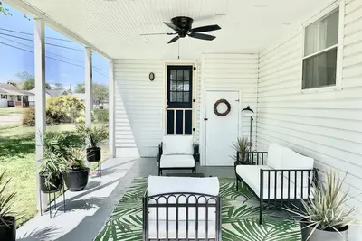 Image de Quaint bay beach cottage - 3 short blocks to the beach with the best sunsets!