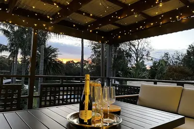 Image de East Hills Waterfront Bliss