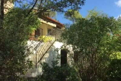 Image de Maison entre le massif de l' Estérel et les plages.