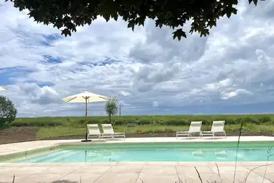 Image de Ancienne ferme au milieu des lavandes avec piscine et grande terrasse
