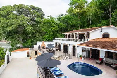 Image de Casa Sol Large beautiful estate ocean front, with the jungle in your backyard!