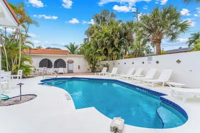 Image de Stunning Pool-side 2 bed/2 Bath With A Quick Walk to Beach! !