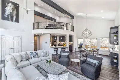 Image de 4br4ba HotTub, Snowshoes, PoolTable, Bikes, 24/7Concierge, Slippers/ Robes