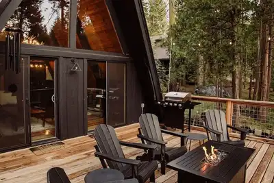 Image de Modern Black A-Frame overlooking a Meadow w/ Ac!