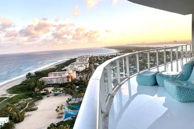 Image de Spectacular Ritz Carlton  Oceanfront Penthouse Top Floor on calm Private Beach