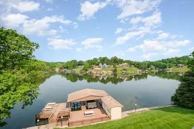 Image de Beautiful Lakefront Home, Private Dock, Sleeps 16, 12 minutes to Ark Encounter
