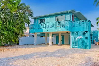 Image de 2nd-floor home near beach with heated pool, grill, balcony, & W/D