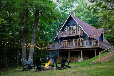 Image de 4br charming cabin with firepit and lake access