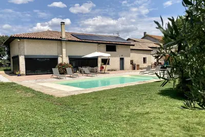 Image de Ancienne ferme rénovée avec piscine 4 Chambres idéale pour les familles!