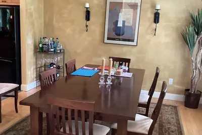 Image de Fully furnished executive home available Dec 1, 2023 thru April 30, 2024