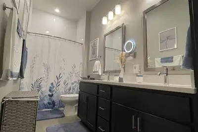 Image de Luxury 2-Bedroom Condo in Austin's Prestigious Grove Community