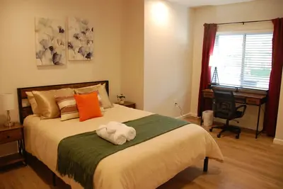 Image de Pittsburgh Delight - Comfy 2b/1b Apt w/ Private Parking, First Floor Unit