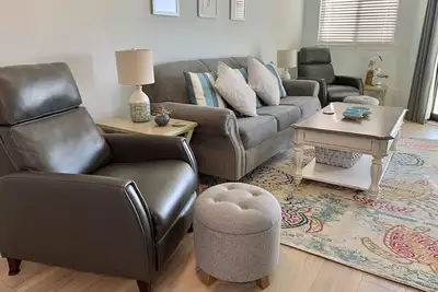 Image de Inviting waterfront condo with marsh view, pool, balcony, central Ac, & W/D