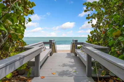 Image de Awesome pool house just steps from the beach on the island in Vero!