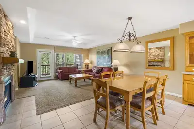 Image de Condo with Jetted Tub, Fireplace, and Private Balcony