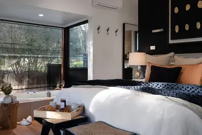 Image de Negroni Lane - A stylish villa nestled in the serene bushland of Hepburn Springs.