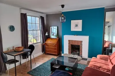 Image de Central & spacious character flat, very near Bedford place and train station