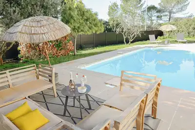 Superbe villa à Antibes avec une piscine, proximité immédiate avec les commerces