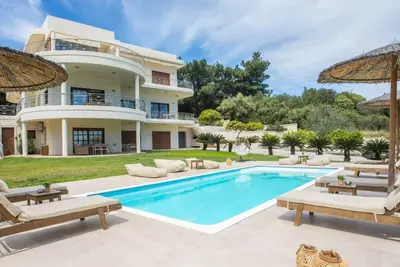 Image de Modern-Style Villa with Pool & Lovely Views