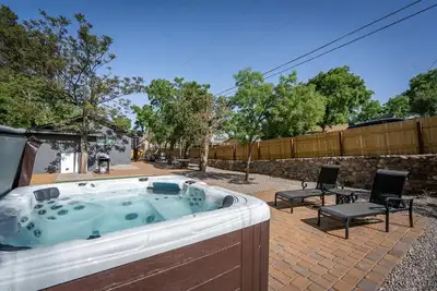 Image de Stay Near Old Town by Rebl|Spa|Fire Pit|Cornhole
