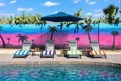 Image de Relax by the pool at our Moon Valley Retreat, with games, outdoor grill and more