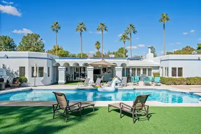 Pet-friendly entertainer's abode with heated private pool, spa, and pool table!