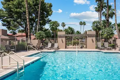 Image de Charming 3-bedroom, 2. 5-bathroom townhome with a community pool, spa, and patio!