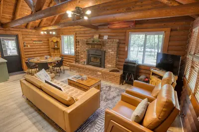 Image de Pinetop Log Cabin w/ Fire Pit, Near Trails!