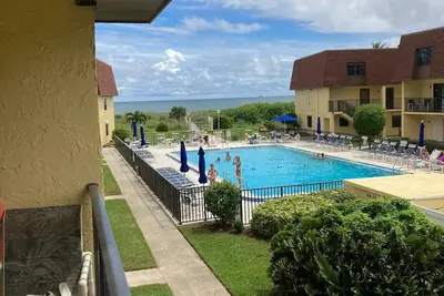 Image de Cocoa Beach Club 223 ocean front property, direct beach access large heated pool