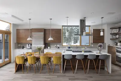 Image de Luxury Mountain Modern with a Gym! Standing Desks. Hiking, Biking, Back Country.