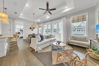 Image de 30a freshly remodeled! Sleeps 8! 6-seater golf cart. Pets upon request.
