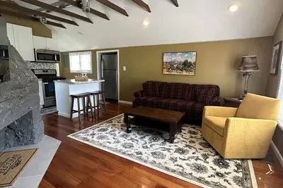 Image de Great Cottage located in the East Utica Albany Hill area.