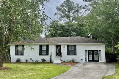 Image de Coastal White Cottage-Isle Of Hope in Savannah